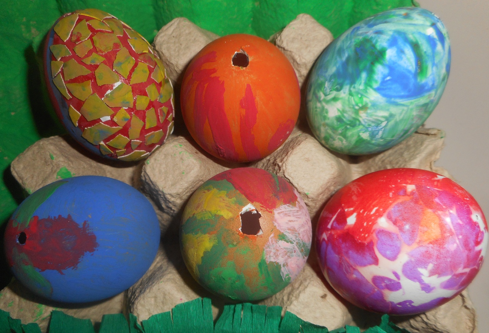 Bunt bemalte Ostereier – ein Bastelprojekt der Kinder