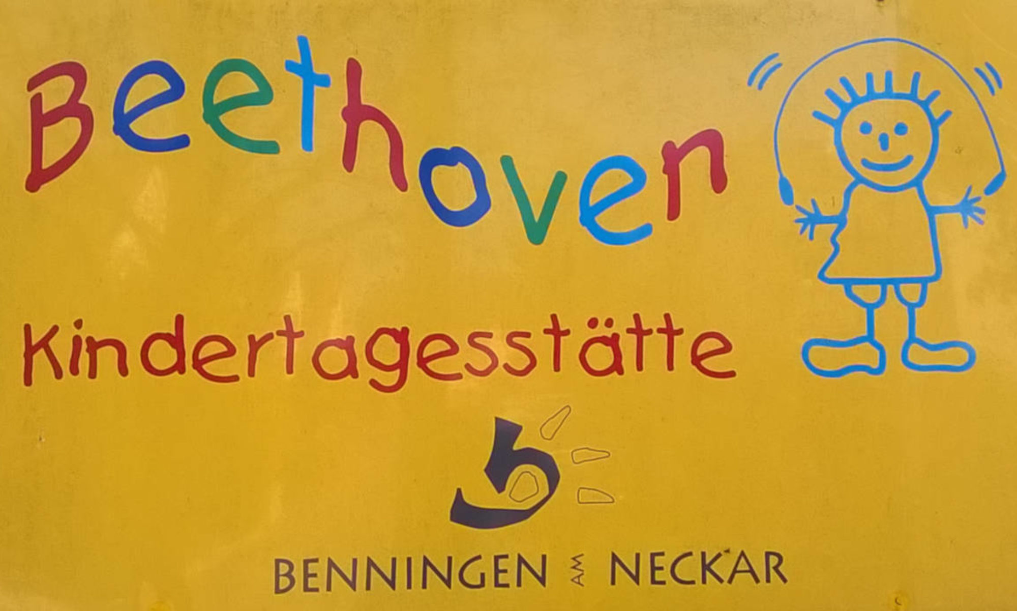 Buntes Eingangsschild der Beethoven-Kindertagesstätte Benningen am Neckar